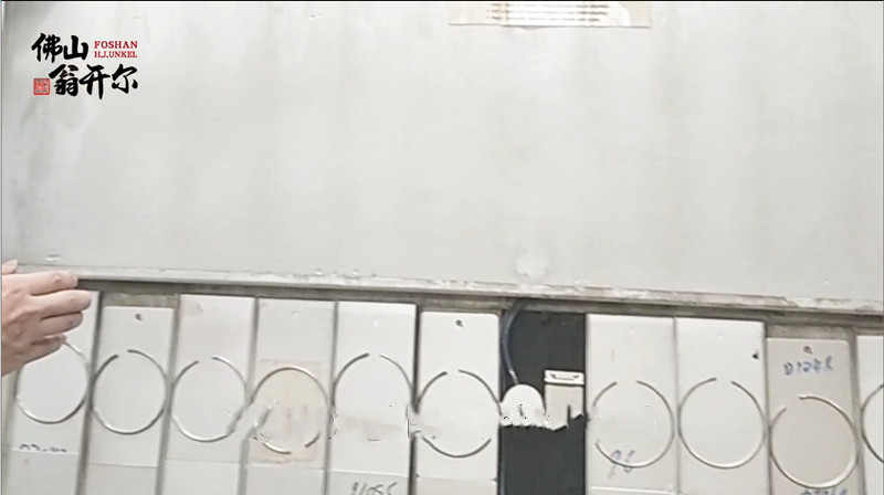 3.打開機器正麵的艙蓋門