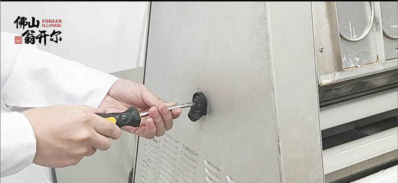 5.打開機器左邊艙蓋門和右側(ce) 艙蓋門