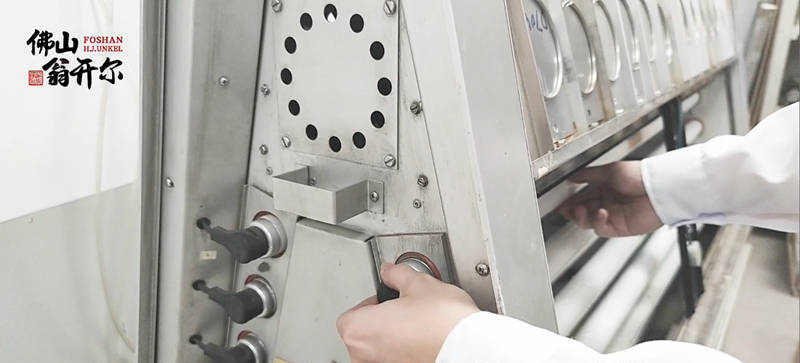 鬆開左右兩(liang) 邊觸頭