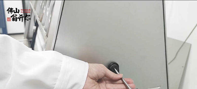 關(guan) 閉機器左邊艙蓋門和右側(ce) 艙蓋門