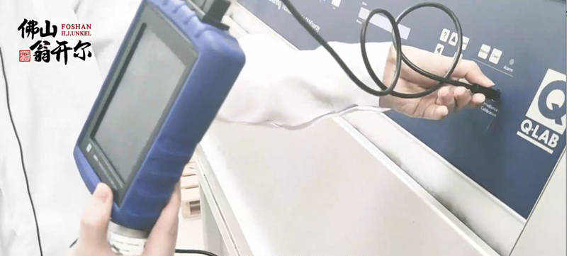 將智能傳(chuan) 感器插入QUV紫外熒光老化試驗箱控製麵板上的USB接口