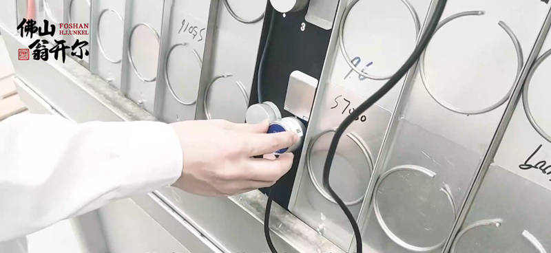 將智能傳(chuan) 感器校準探頭放在2號燈管位置（以2號燈管為(wei) 例）