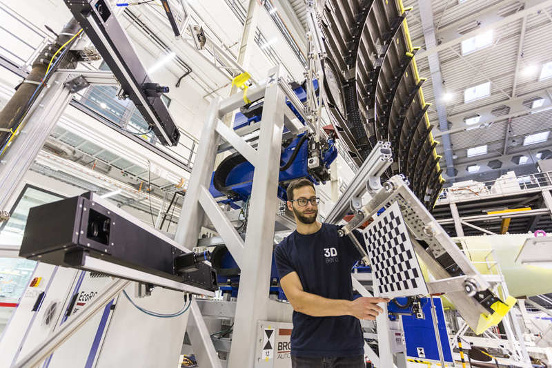 空客AIRBUS公司使用3D大結構測量係統對飛機側(ce) 殼進行3D測量