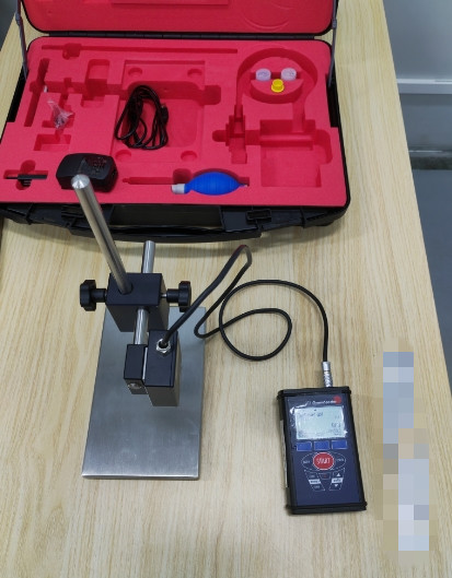 油汙測試儀(yi) 用於(yu) 測試方形電池殼表麵油汙殘留程度