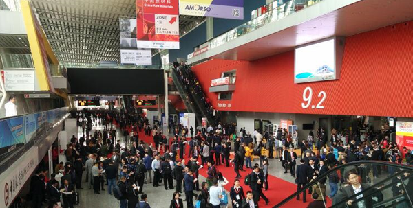 熱鬧非凡的廣州會(hui) 展館現場