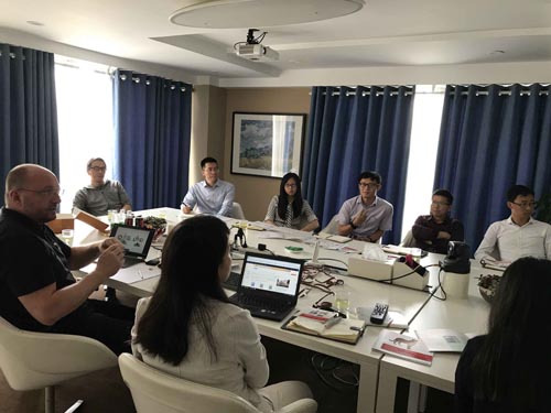 積極交流的會(hui) 議現場