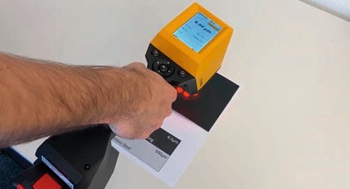 使用塗魔師 ATO Flex手持非接觸膜厚分析儀(yi) 對電泳漆漆膜進行無損測厚