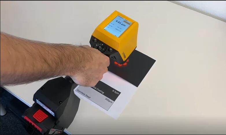 使用塗魔師Flex手持非接觸膜厚分析儀(yi) 對電泳漆漆膜進行非接觸測厚