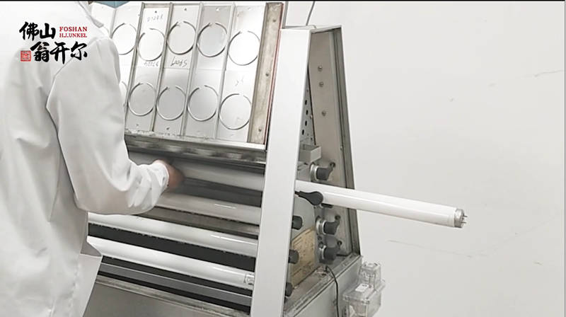 握住燈管，然後小心地將其滑到一端，直到將其從(cong) 燈泡墊圈中拉出