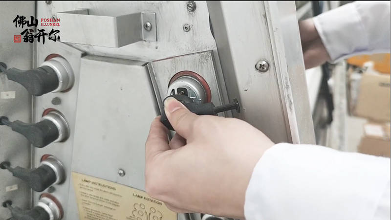 更換新的燈管後，重新連接燈管和左右兩(liang) 邊的觸頭