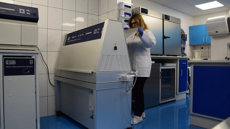 在QUV紫外老化試驗箱中運行測試ASTM G154