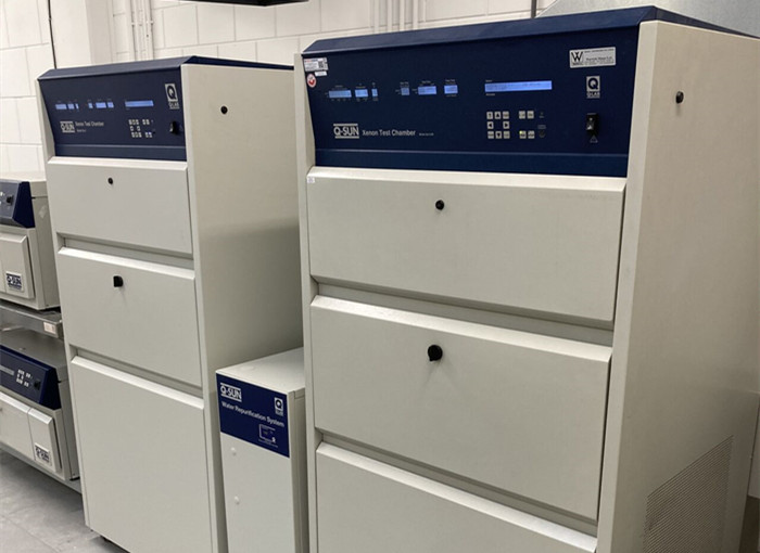 使用Q-SUN Xe-3塑料氙燈耐候老化測試機運行ISO 4892-2